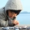子供とパトカー。