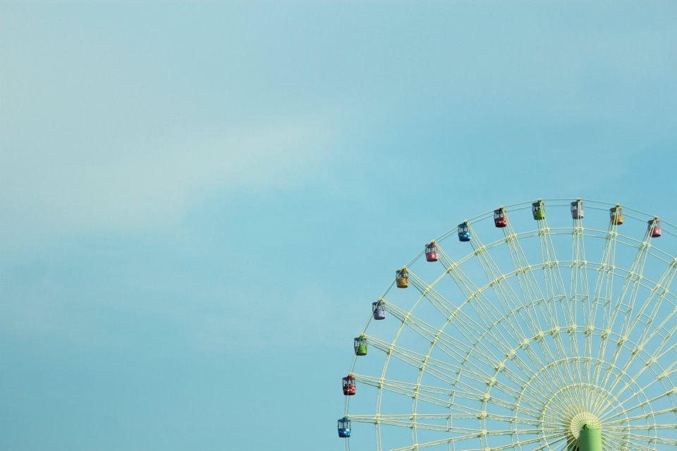 青空と観覧車。