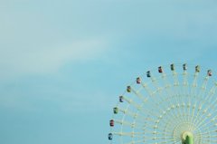 青空と観覧車。