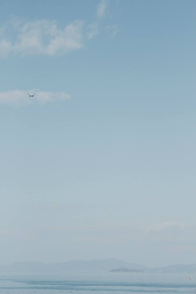 青い海と空と飛行機。