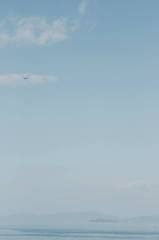 青い海と空と飛行機。