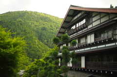 山と建造物