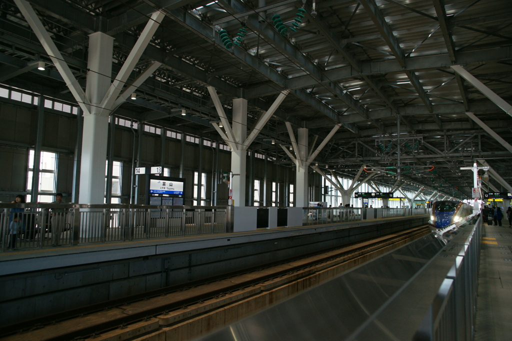 富山駅ホームにすべりこむ北陸新幹線
