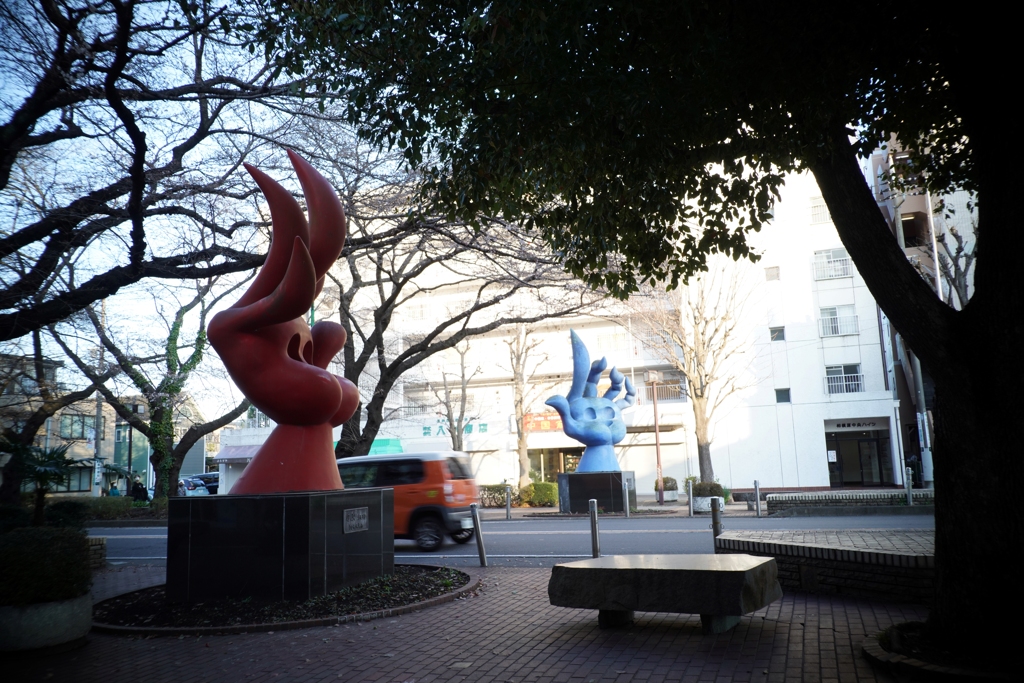 呼ぶ 赤い手 青い手