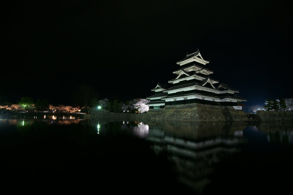 夜の松本城
