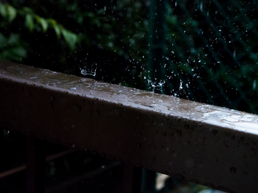 雨打つ瞬間