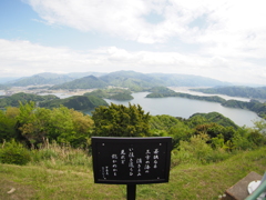 若狭なる三方の海の濱きよみ　い往き還らひ見れど飽かぬかも (1)