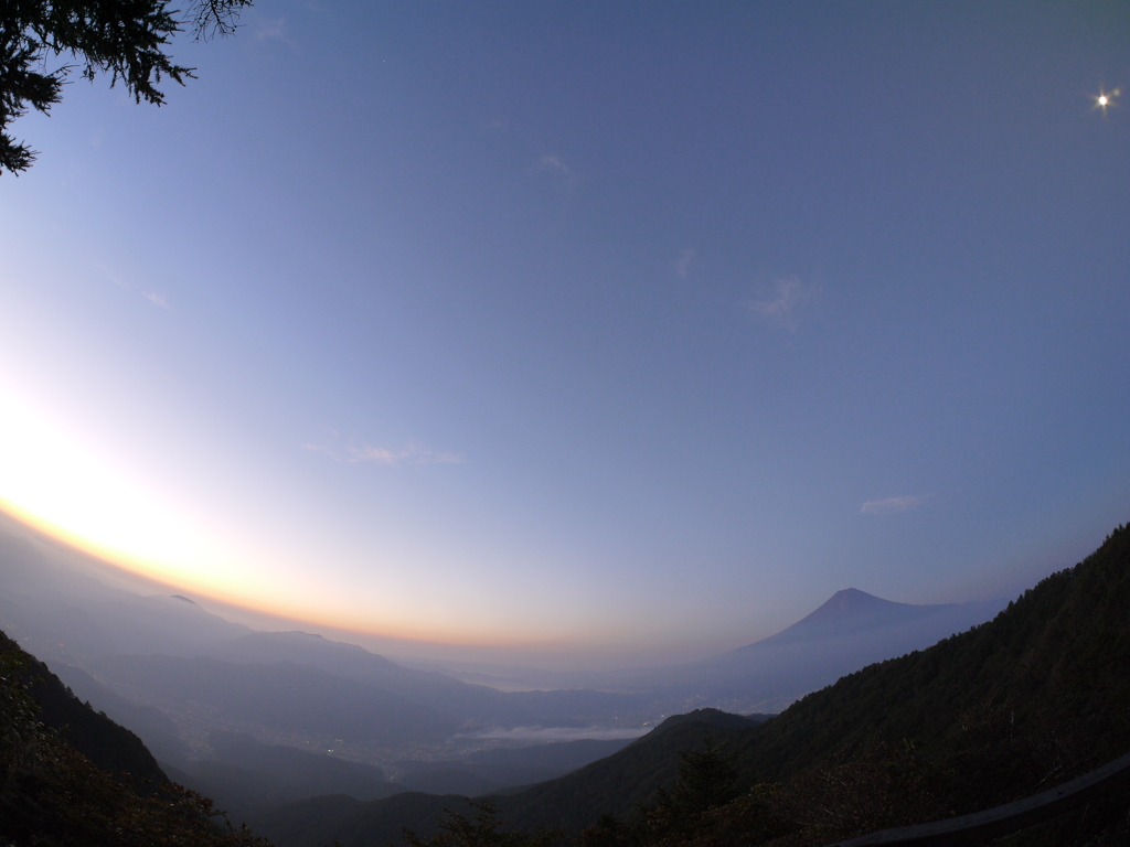 朝日・月・そして富士山