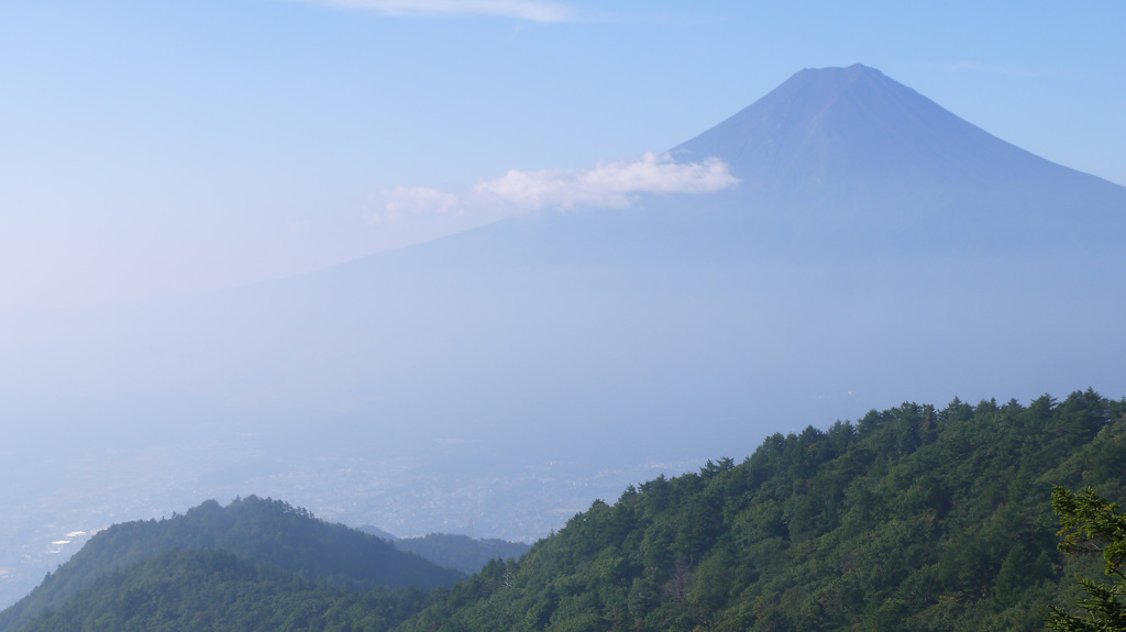 雲かかる富士の山