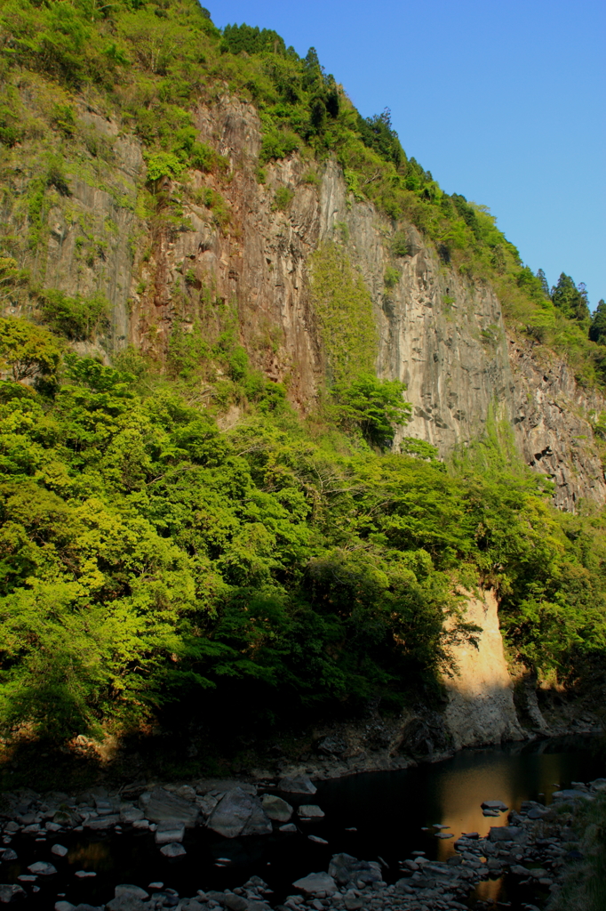 岩壁を照らす