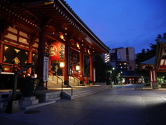 横から浅草寺