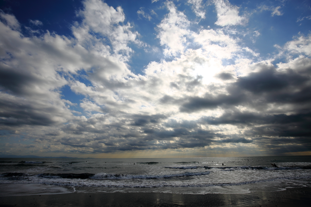 空と海とサーファー