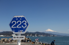 ２２３と富士山