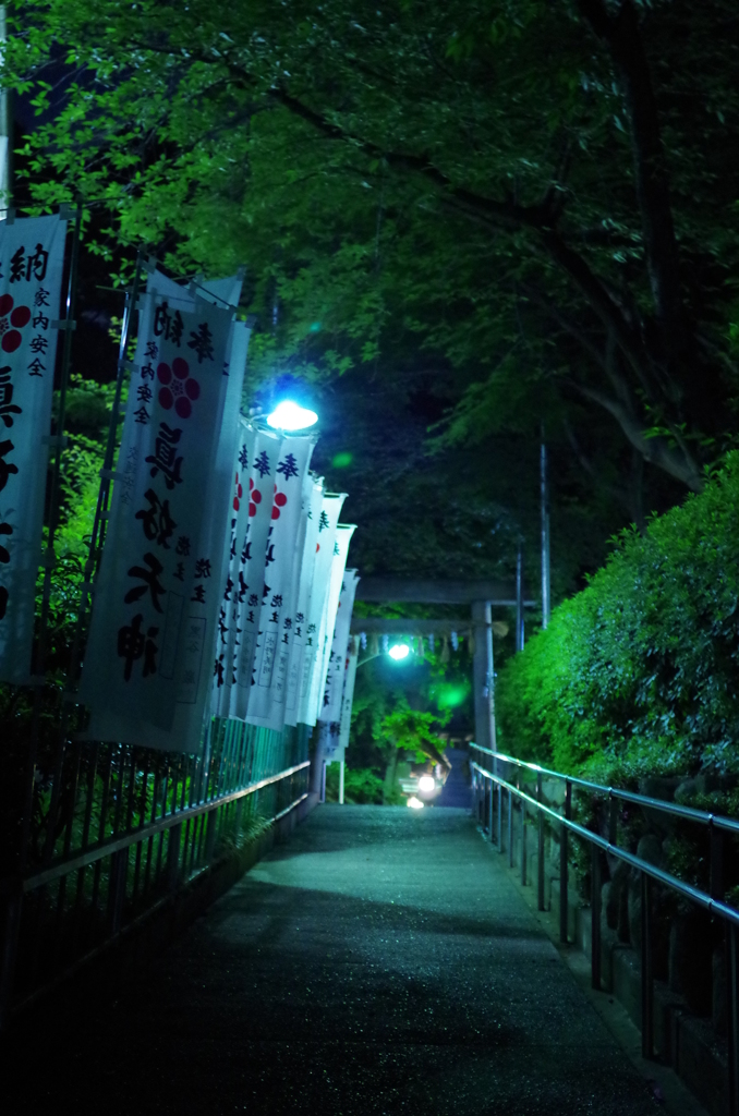 深夜、某神社にて