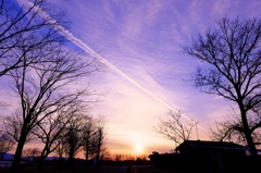 ヒコーキ雲と冬の空