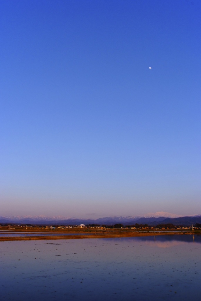 夕月と白山