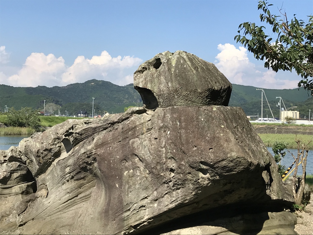 ねむいなぁ 岩もあくび