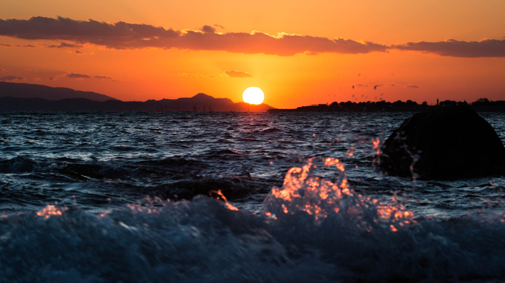 夕日と波