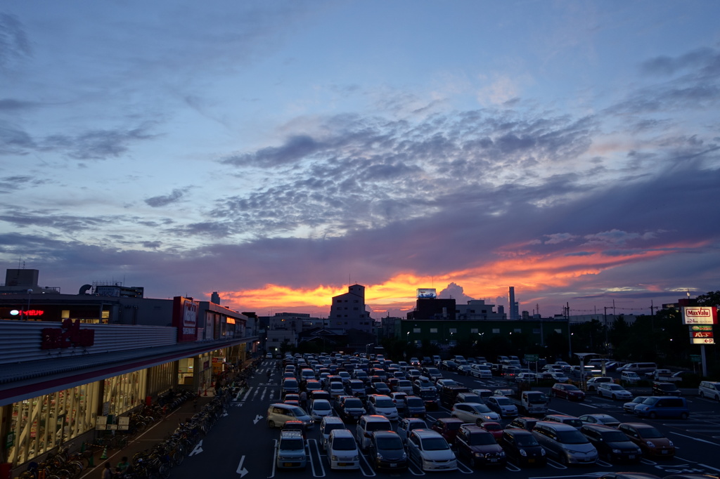 ショッピングモールの夕暮れ