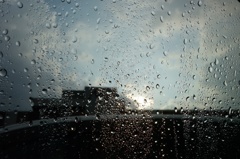雨上がりの窓ガラス