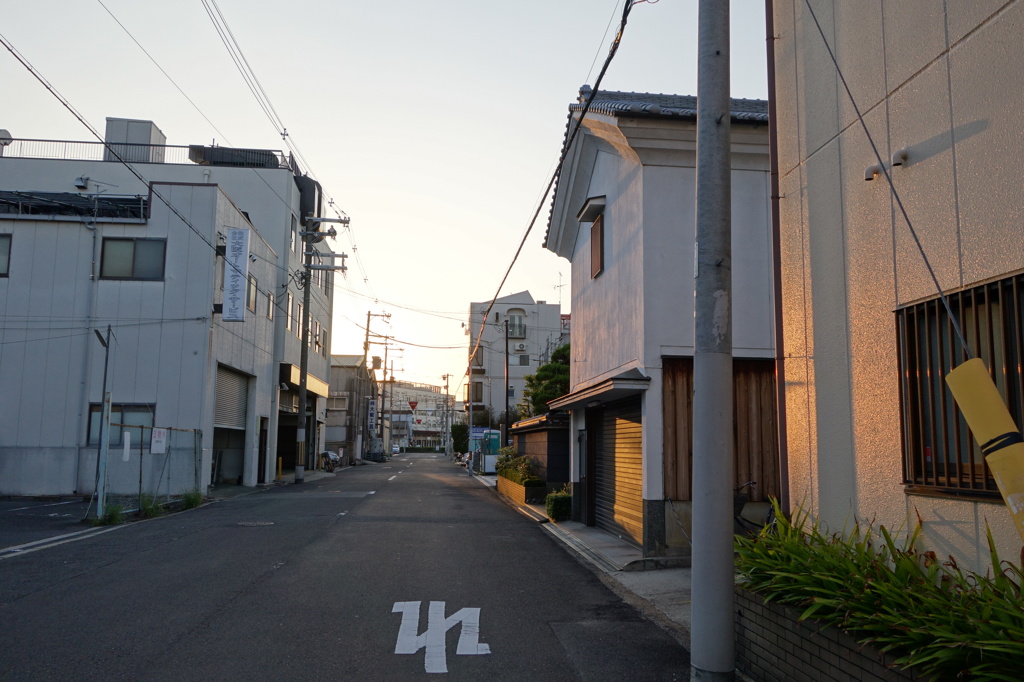 夕暮れ時の工場地帯