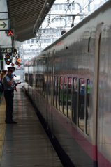 やまびこ新幹線と駅員