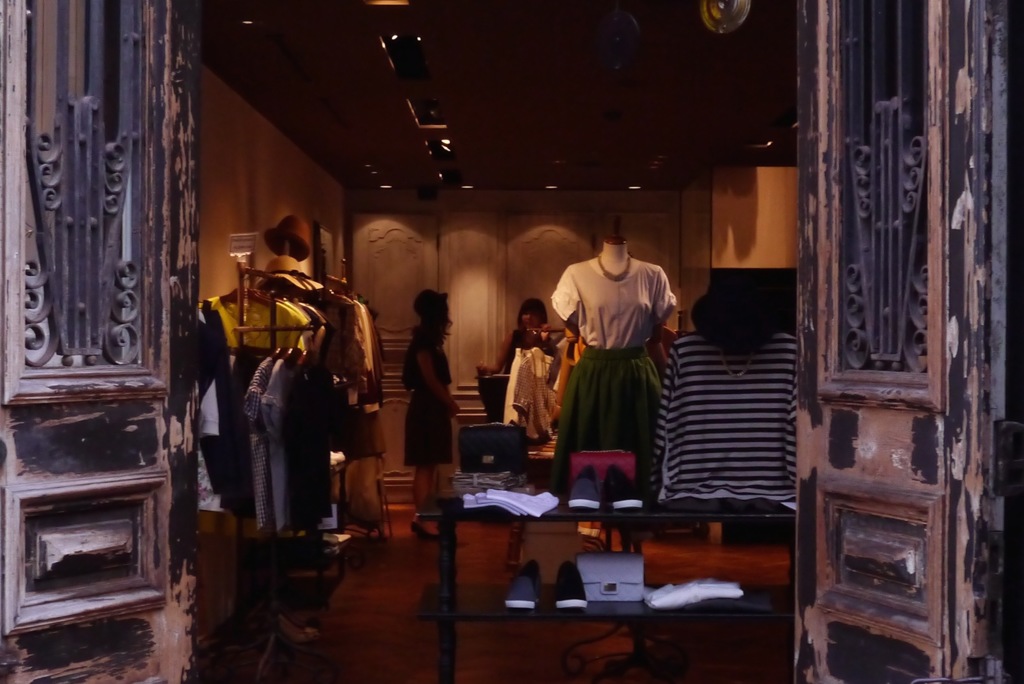 東京散歩Ⅳ：銀座８：古色蒼然たるドアのある婦人服店