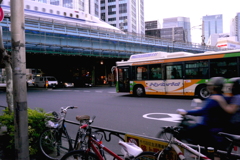 東京散歩Ⅳ：有楽町ガード下：バスが行く、バイクが行く、車が行く、新幹線が行く