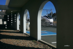 写真句：アーチ廊をゆく特急ひたち