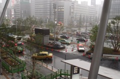 東京散歩Ⅲ：雨の東京駅八重洲口前２
