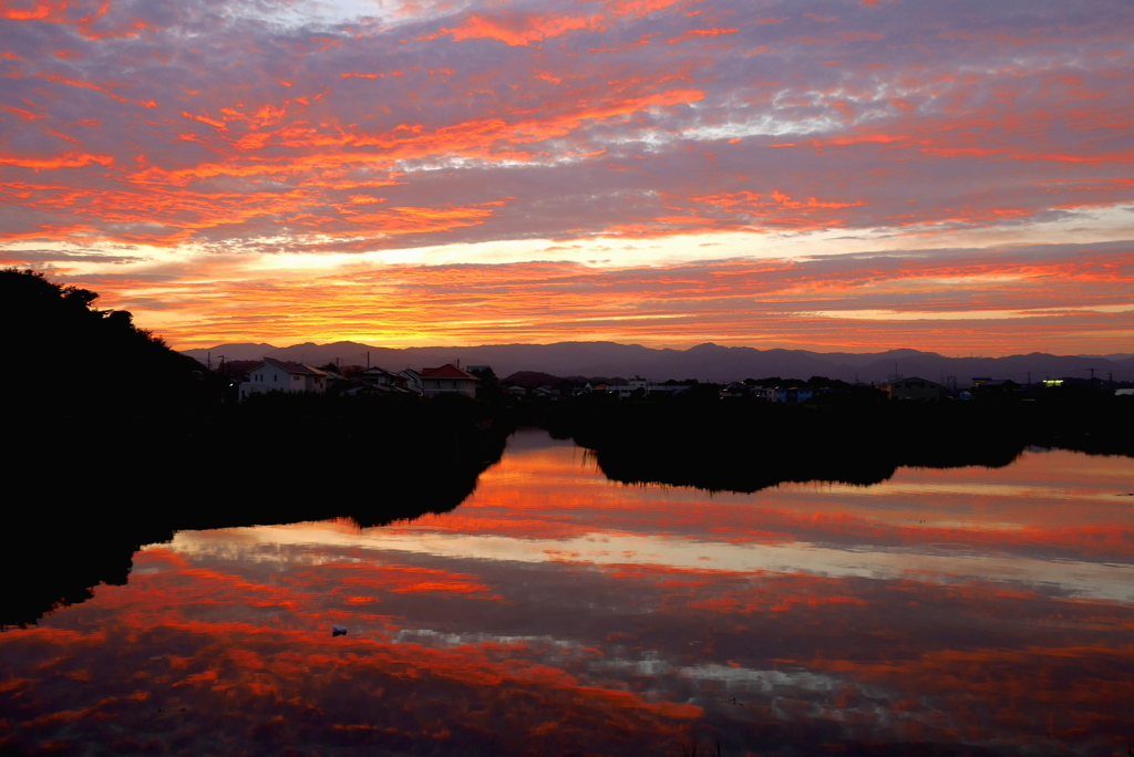 写真歌：夕焼け川