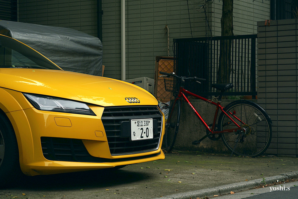 写真エッセイ：谷根千ウォーク20：イエローカーとレッドバイク