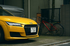 写真エッセイ：谷根千ウォーク20：イエローカーとレッドバイク