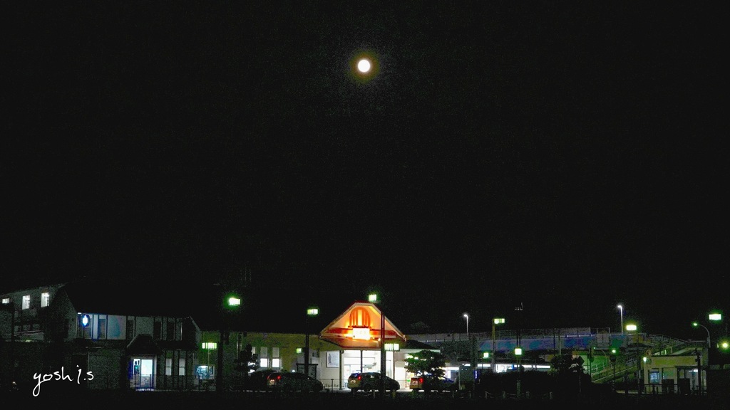写真エッセイ：月下逍遥２：メルヘンな駅：NTW242