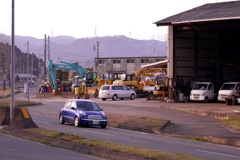 道路っぷちの重機修理屋