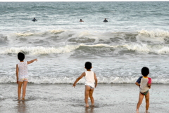 海で：行く３人、見る３人