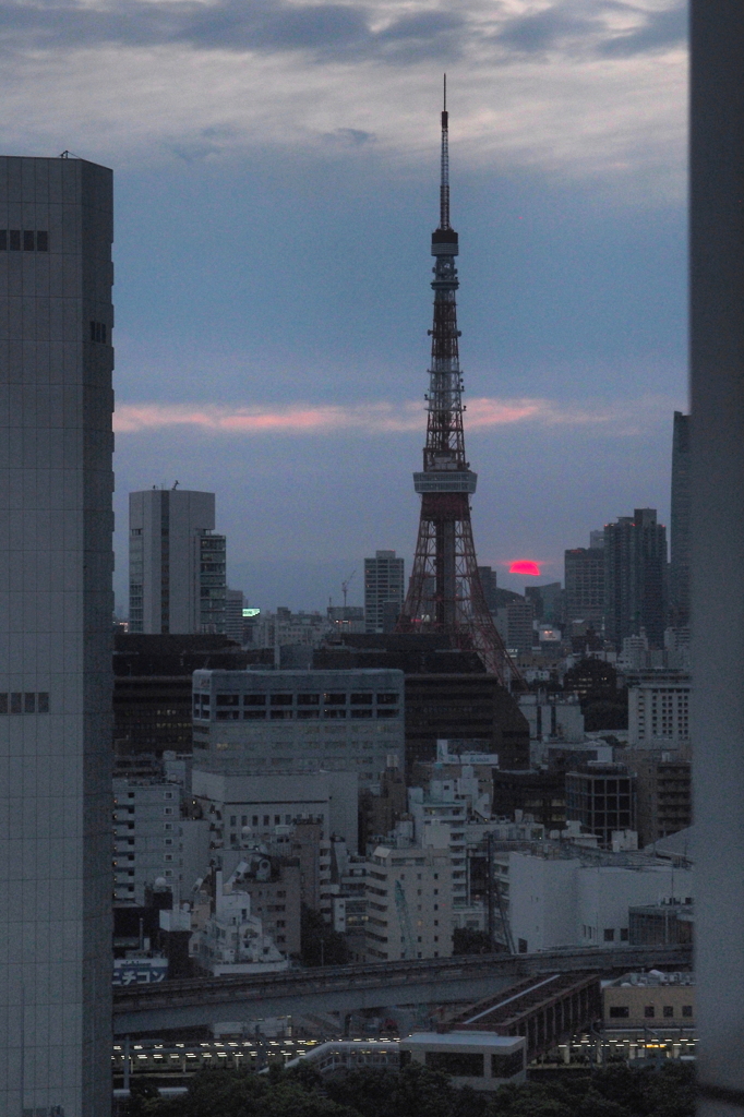 東京タワーに陽が落ちる