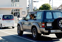おやじっ！　前の車を追ってくれ！!