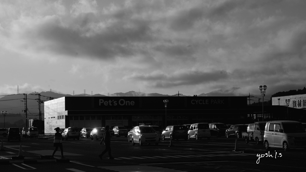 写真句：夕陽射す、でもまだ梅雨空：B&W