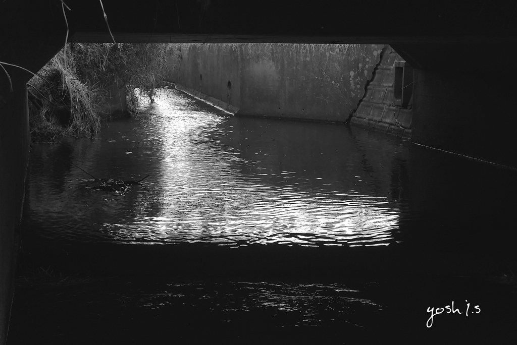 写真漢詩：橋の下１・川上に向かって：B&W30