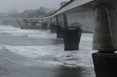 雨に煙る、海上橋のある街