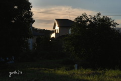 写真歌：夕陽の当たる家