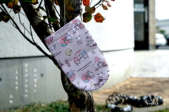 写真句：道端のボトルケース