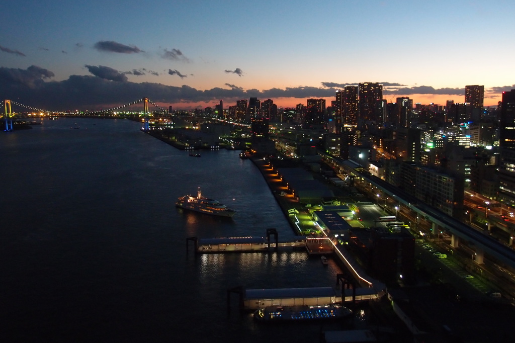東京湾レインボーブリッジ：夕景
