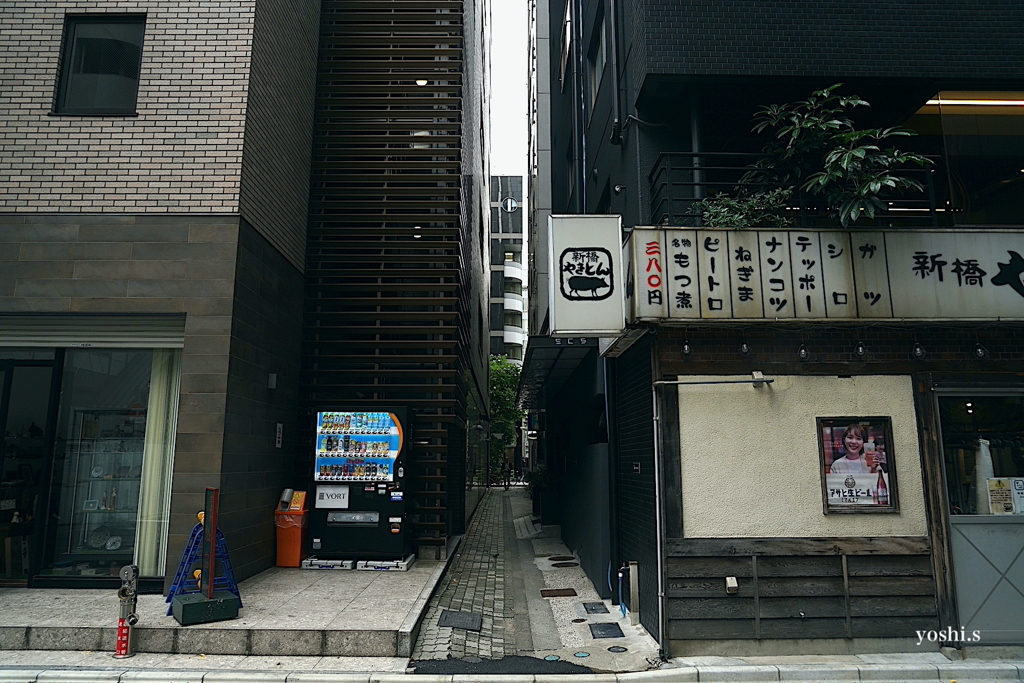 写真エッセイ： 東京散歩12：京橋７：ビルのせまーい谷間