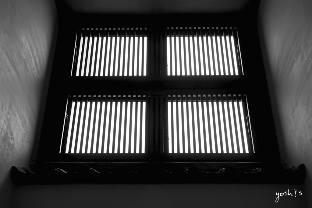 写真エッセイ：さはこの湯 Extra：明かり取り窓：B&W