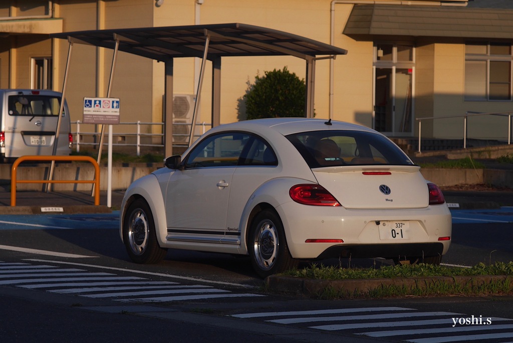 写真エッセイ：夕日に白い車