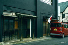 写真エッセイ：わが町点描26：日の丸とRed car：NTW633