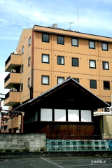 写真エッセイ：わが町点描27：ホテルと倉１：NTW634