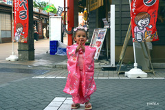 写真エッセイ：浅草散歩18： Cute girl with 合掌
